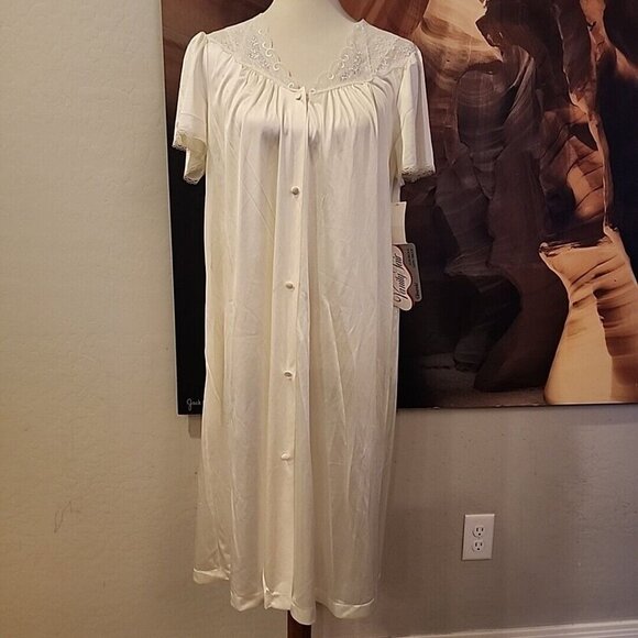 VINTAGE VANITY FAIR IVORY SIZE M ROBE  SATIN TRICOT NWT New! Old Stock! - Picture 1 of 7